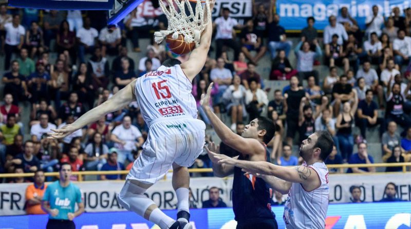 Com a #15 às costas, Cipolini é um dos maiores “showmans” do NBB CAIXA e participará pela 2ª vez do Torneio de Enterradas (Newton Nogueira/Divulgação)